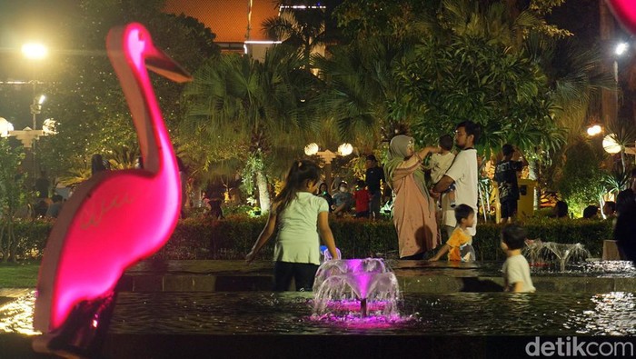 View of Menikmati Malam di Taman Surya Balai Kota Surabaya