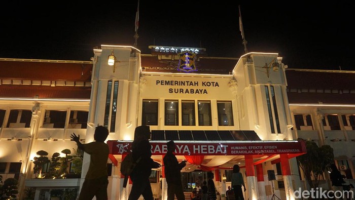 Sejumlah warga Kota Surabaya menikmati suasana malam di Taman Surya Balai Kota Surabaya, Sabtu (9/12/2023).