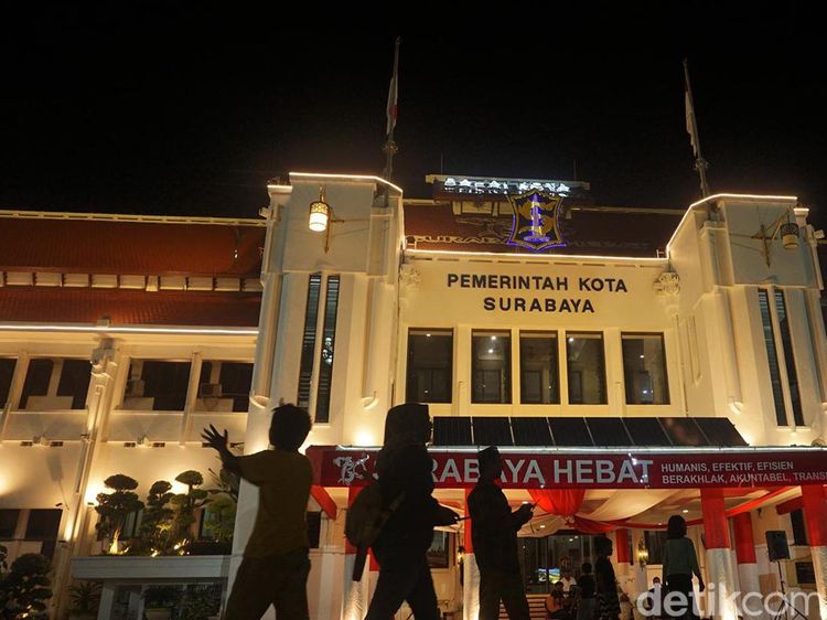 Menikmati Malam di Taman Surya Balai Kota Surabaya