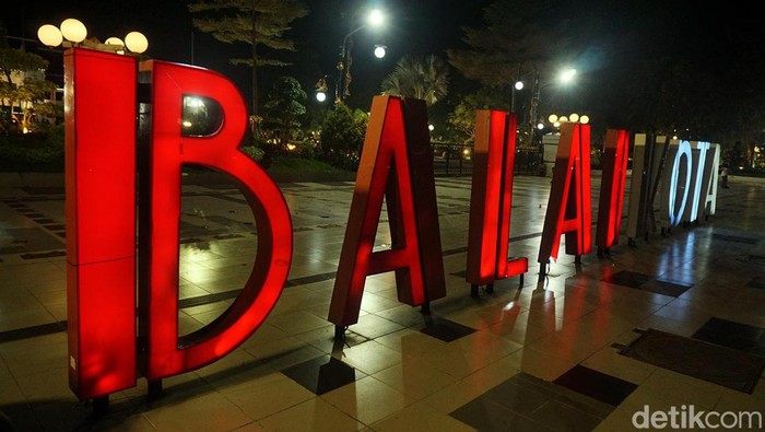 Menikmati Malam di Taman Surya Balai Kota Surabaya