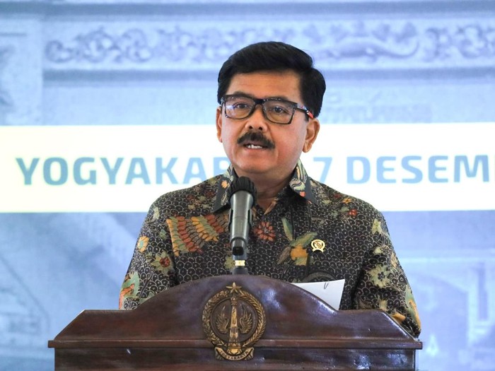 Menteri ATR/BPN Hadi Tjahjanto menyerahkan sertifikat tanah Kasultanan dan Kadipaten di DIY/Dok. Kementerian ATR/BPN