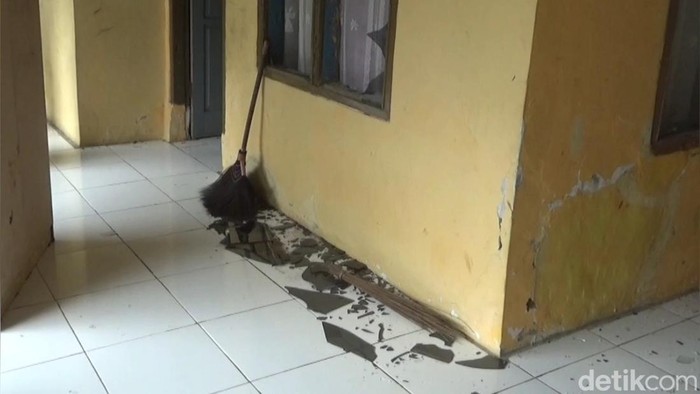 Pecahan kaca berserakan di lantai ponpes Purwakarta yang dirusak warga