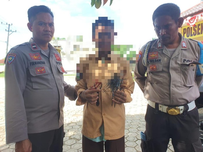LS, pelajar yang kedapatan membawa panah saat jenguk temannya di Polsek Dompu Kota Sabtu (9/12/2023). (Dok. Polsek Dompu Kota)