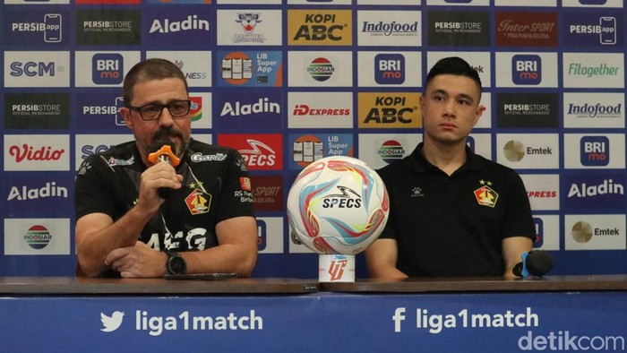 Pelatih Persik Kediri Marcelo Rospide (memegang mic).