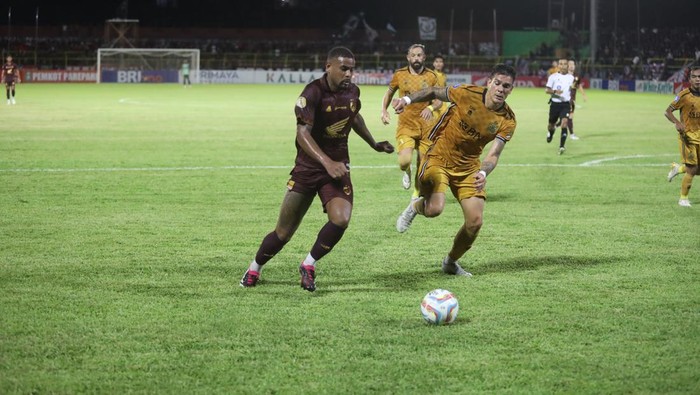 Pemain PSM Makassar Ze Paulo mencoba melewati bek Bhayangkara FC dalam laga Liga 1 di Stadion Gelora BJ Habibie, Parepare.