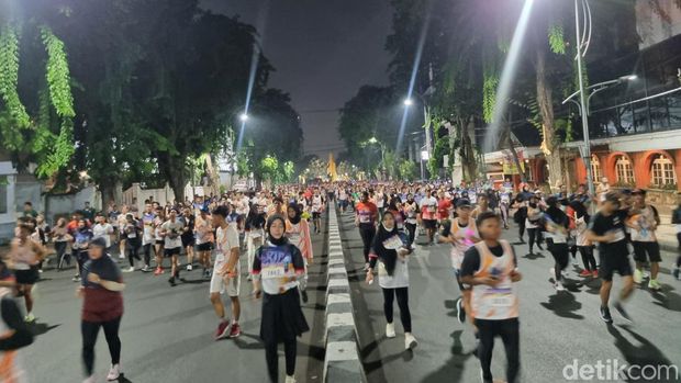 Pemberangkatan peserta KIP Nite Run 2023 di Surabaya dimeriahkan pesta kembang api di Gedung Negara Grahadi.