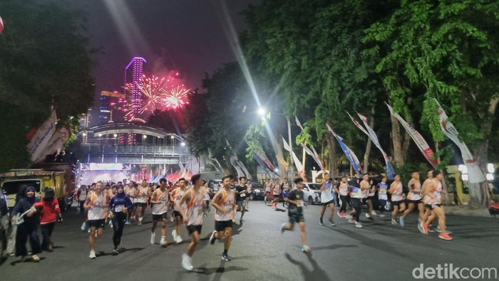 Pemberangkatan peserta KIP Nite Run 2023 di Surabaya dimeriahkan pesta kembang api di Gedung Negara Grahadi.