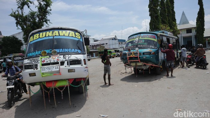Waingapu yang berlokasi di Sumba Timur, NTT ini memiliki segudang keunikan. Salah satu keunikan yang cukup mencuri perhatian terlihat dari kehadiran bus moncong.