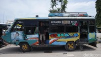 Keunikan dari bus moncong tidak hanya sebatas itu saja. Biasanya para pemilik bus moncong memberikan kalimat-kalimat unit pada bagian sisi kiri dan kanan bus. Kalimat pun beragam seperti Resahku Karena Dia, Selalu Ada Cerita, dan kalimat unik lainnya.