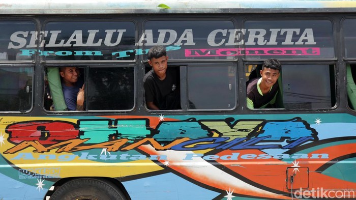 Waingapu yang berlokasi di Sumba Timur, NTT ini memiliki segudang keunikan. Salah satu keunikan yang cukup mencuri perhatian terlihat dari kehadiran bus moncong.