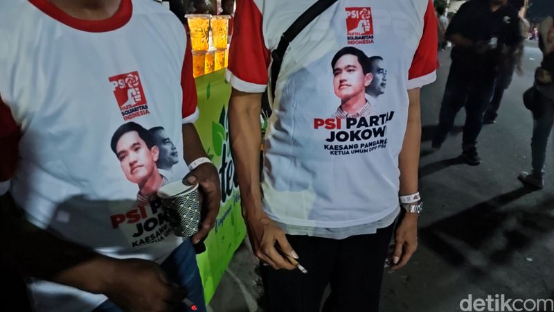 Penampakan kaus massa PSI bertuliskan 'PSI Partai Jokowi' di acara HUT ke-9 PSI di Stadion Jatidiri, Kota Semarang, Sabtu (9/12/2023).