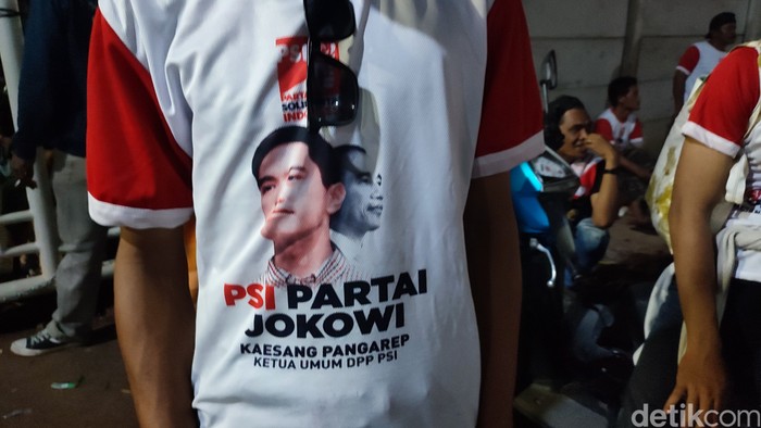 Penampakan kaus massa PSI bertuliskan PSI Partai Jokowi di acara HUT ke-9 PSI di Stadion Jatidiri, Kota Semarang, Sabtu (9/12/2023).