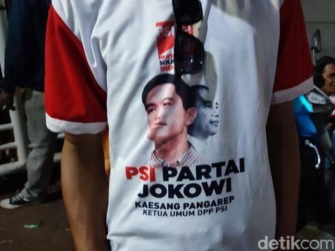 Penampakan kaus massa PSI bertuliskan 'PSI Partai Jokowi' di acara HUT ke-9 PSI di Stadion Jatidiri, Kota Semarang, Sabtu (9/12/2023).