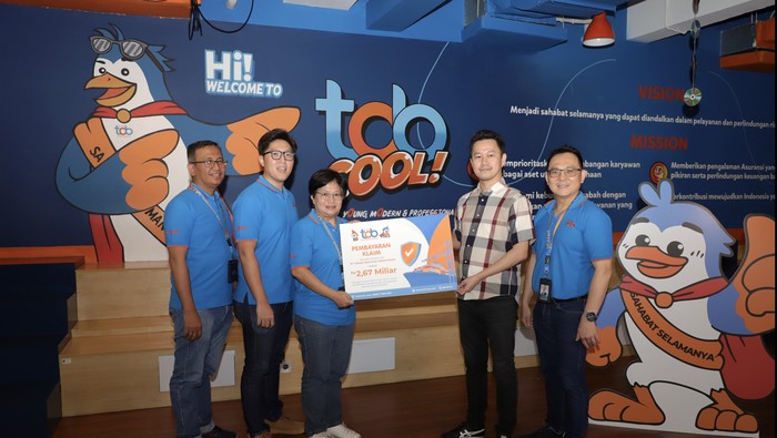Tob insurance membuktikan komitmen layanan klaim melalui pembayaran klaim Asuransi Pengangkutan kepada PT. Sinar Sentosa Primatama dengan total nilai Rp.2,67 milyar.