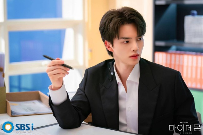 Bintang drama Korea My Demon itu merasa masih ada banyak kekurangan pada wajahnya. Karena itu dia sering pergi ke dokter kulit untuk melakukan perawatan. Foto: dok. SBS