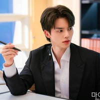 Bintang drama Korea My Demon itu merasa masih ada banyak kekurangan pada wajahnya. Karena itu dia sering pergi ke dokter kulit untuk melakukan perawatan. Foto: dok. SBS