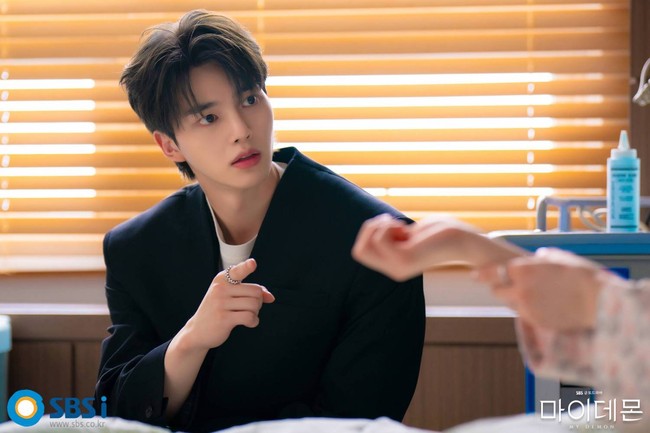 Pengakuan Song Kang sontak menjadi perbincangan netizen Korea di forum komunitas online. Banyak yang tercengang karena dia tak percaya diri dengan wajahnya. Foto: dok. SBS