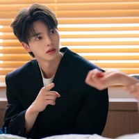 Pengakuan Song Kang sontak menjadi perbincangan netizen Korea di forum komunitas online. Banyak yang tercengang karena dia tak percaya diri dengan wajahnya. Foto: dok. SBS