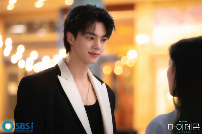 “Aku tidak yakin. Aku belum sepenuhnya puas. Menurutku, kadang-kadang aku terlihat tampan. Masih ada bagian yang kurang, jadi aku pergi ke dokter kulit dan melakukan perawatan. Aku pikir tim pencahayaan dan kamera bekerja keras,” ujar Song Kang dalam sebuah wawancara. Foto: dok. SBS