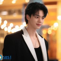 “Aku tidak yakin. Aku belum sepenuhnya puas. Menurutku, kadang-kadang aku terlihat tampan. Masih ada bagian yang kurang, jadi aku pergi ke dokter kulit dan melakukan perawatan. Aku pikir tim pencahayaan dan kamera bekerja keras,” ujar Song Kang dalam sebuah wawancara. Foto: dok. SBS