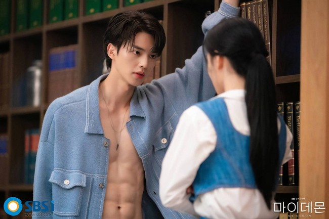 Dalam wawancara tersebut, Song Kang sekaligus mengungkap rahasianya untuk merawat diri. Dia rutin pergi ke gym untuk membentuk tubuh dan memiliki pola hidup sehat. Tak mengherankan jika penonton My Demon dibuat histeris dengan adegannya mandi dalam keadaan telanjang dada. Foto: dok. SBS
