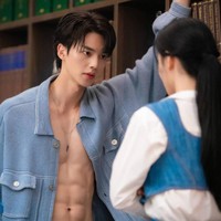 Dalam wawancara tersebut, Song Kang sekaligus mengungkap rahasianya untuk merawat diri. Dia rutin pergi ke gym untuk membentuk tubuh dan memiliki pola hidup sehat. Tak mengherankan jika penonton My Demon dibuat histeris dengan adegannya mandi dalam keadaan telanjang dada. Foto: dok. SBS