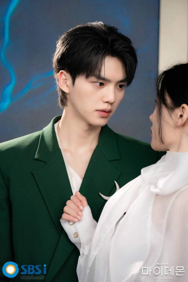 “Kang, sadarlah,” “Dialah yang paling tampan menurut standarku,” “Aku akan sangat puas dengan wajahmu sebagai perwakilanmu,” “Dia tidak memiliki kesadaran. Dialah yang paling tampan akhir-akhir ini,” komentar sejumlah netizen Korea yang greget dengan jawaban Song Kang. Foto: dok. SBS