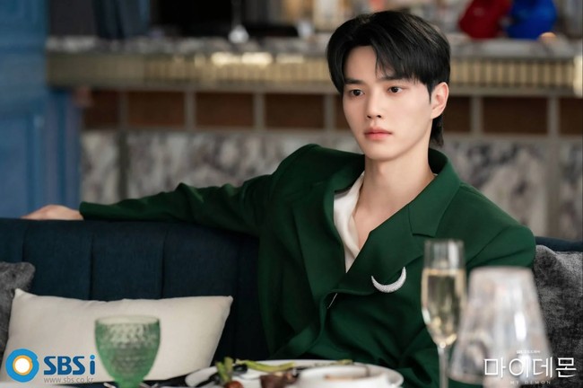 Meskipun membuat penggemar terpana, Song Kang merasa wajahnya biasa-biasa saja. Dia menyebut semua tak terlepas dari bantuan pencahayaan dan kamera canggih. Foto: dok. SBS