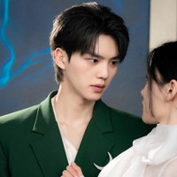 “Kang, sadarlah,” “Dialah yang paling tampan menurut standarku,” “Aku akan sangat puas dengan wajahmu sebagai perwakilanmu,” “Dia tidak memiliki kesadaran. Dialah yang paling tampan akhir-akhir ini,” komentar sejumlah netizen Korea yang greget dengan jawaban Song Kang. Foto: dok. SBS