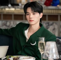 Meskipun membuat penggemar terpana, Song Kang merasa wajahnya biasa-biasa saja. Dia menyebut semua tak terlepas dari bantuan pencahayaan dan kamera canggih. Foto: dok. SBS