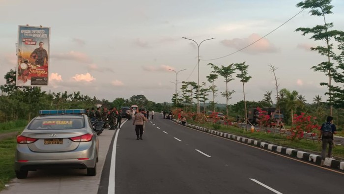 Polisi lakukan pengamanan ketat di Jalan Bypass BIL Mandalika, Sabtu (9/12/2023). (Humas Polres Lombok Tengah)