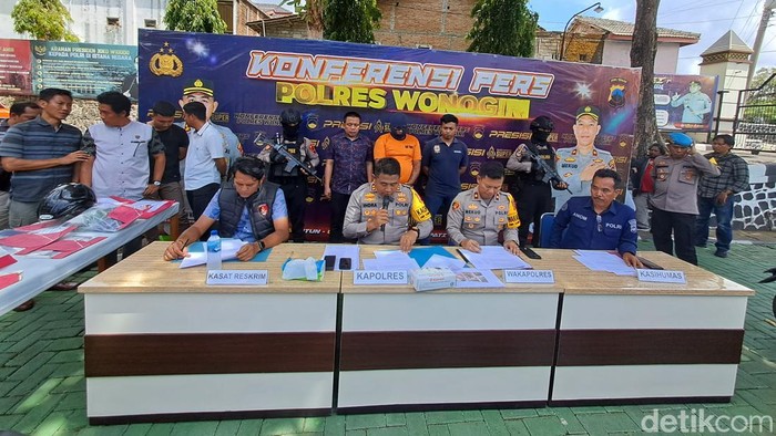 Polres Wonogiri konferensi pers kasus penemuan kerangka manusia, Sabtu (9/12/2023). Terungkap kasus ini adalah kasus pembunuhan.