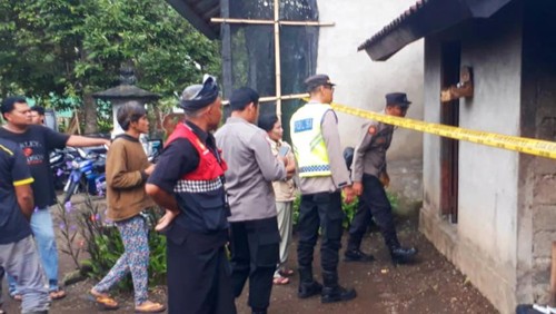 Polsek Rendang saat melakukan olah TKP lansia bunuh diri di Kecamatan Rendang, Kabupaten Karangasem, Jumat (8/12/2023). (dok. Polres Karangasem)