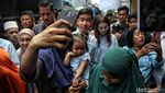 Potret Gibran Kampanye Blusukan di Cempaka Putih Jakarta