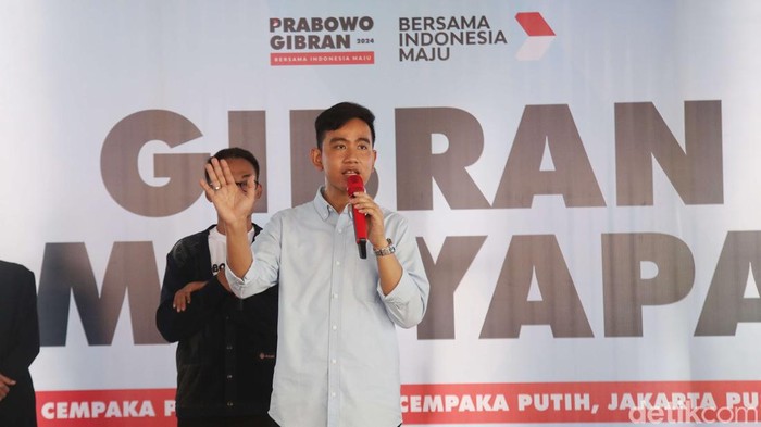 Calon wakil presiden nomor urut 2 Gibran Rakabuming Raka didampingi istri menyapa warga saat kampanye blusukan di kawasan Cempaka Putih Barat,  Jakarta Pusat, Sabtu (9/12/2023). Dalam kesempatan itu Gibran membagikan buku serta mensosialisasikan program kerja jika terpilih menjadi cawapres pada Pemilu 2024.