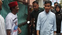 Dari jalan besar, Gibran berserta istri dan rombongan perlu berjalan kaki ke panggung acara.