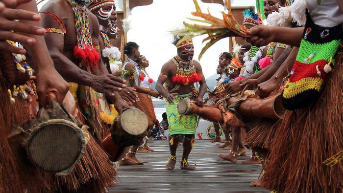 Potret Tarian Binga-binga dari Tanah Papua Sejumlah warga menampilkan tarian adat Binga-binga di Kampung Kayu Batu, Jayapura, Papua, Sabtu (9/12/2023). Tarian adat Binga-binga merupakan tarian yang dilakukan saat penyambutan tamu yang datang ke kampung Kayo Batu atau peresmian rumah adat Ondoafi di Kota Jayapura .ANTARA FOTO/Gusti Tanati/YU