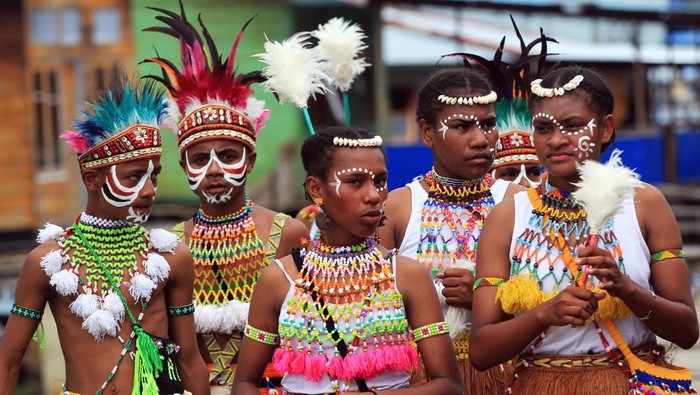 Potret Tarian Binga-binga dari Tanah Papua Sejumlah warga menampilkan tarian adat Binga-binga di Kampung Kayu Batu, Jayapura, Papua, Sabtu (9/12/2023). Tarian adat Binga-binga merupakan tarian yang dilakukan saat penyambutan tamu yang datang ke kampung Kayo Batu atau peresmian rumah adat Ondoafi di Kota Jayapura .ANTARA FOTO/Gusti Tanati/YU