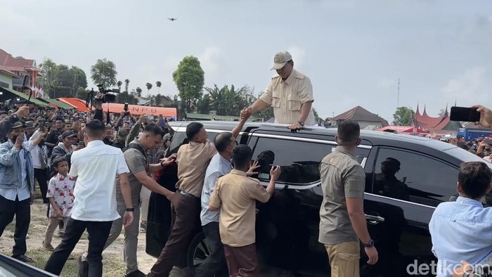 Prabowo diteriaki “Presiden” hingga “Pak Gemoy” saat tiba di posko penanganan erupsi Gunung Marapi, Sabtu (9/12). (Jeka Kampai/detikSumut)
