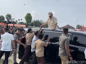 Kunjungi Korban Marapi, Prabowo Disambut Teriakan Presiden hingga Pak Gemoy