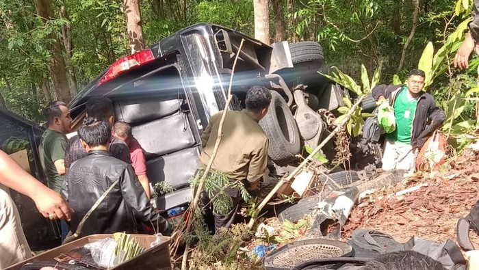Proses evakuasi minibus yang masuk jurang di Jalur Cinomati, Kapanewon Pleret, Kabupaten Bantul, Sabtu (9/12/2023).