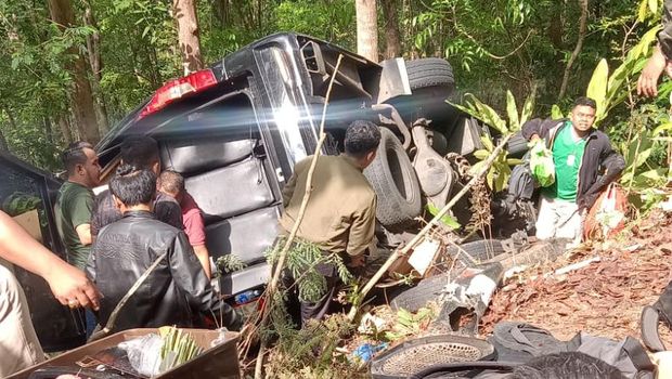 Proses evakuasi minibus yang masuk jurang di Jalur Cinomati, Kapanewon Pleret, Kabupaten Bantul, Sabtu (9/12/2023).