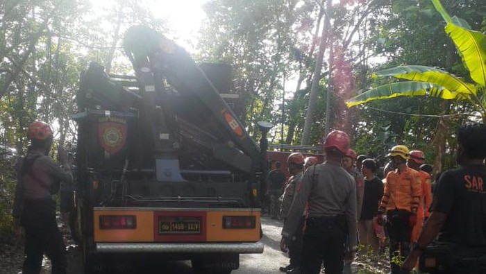Proses evakuasi minibus yang masuk jurang di Jalur Cinomati, Kapanewon Pleret, Kabupaten Bantul, Sabtu (9/12/2023).