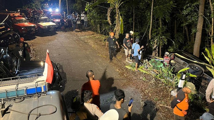 Proses evakuasi minibus yang masuk jurang di Jalur Cinomati, Pleret, Bantul, Sabtu (9/12/2023).