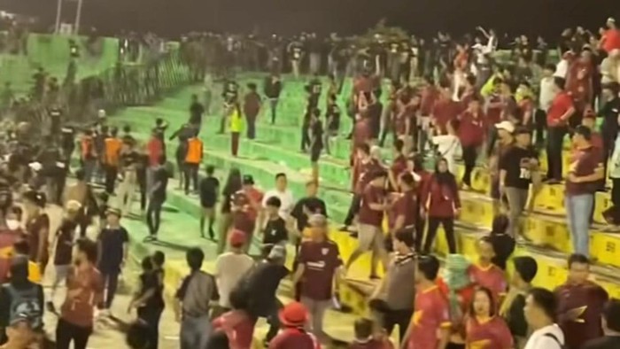 Laga PSM Makassar versus Bhayangkara FC pada pekan ke-22 Liga 1 2023/2024 diwarnai kericuhan antara suporter tim tuan rumah.