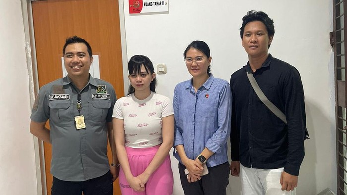 Selebgram wanita berusia 19 tahun di Kota Manado, Sulawesi Utara (Sulut), Putri Lestari ditetapkan sebagai tersangka lantaran mempromosikan situs judi online.