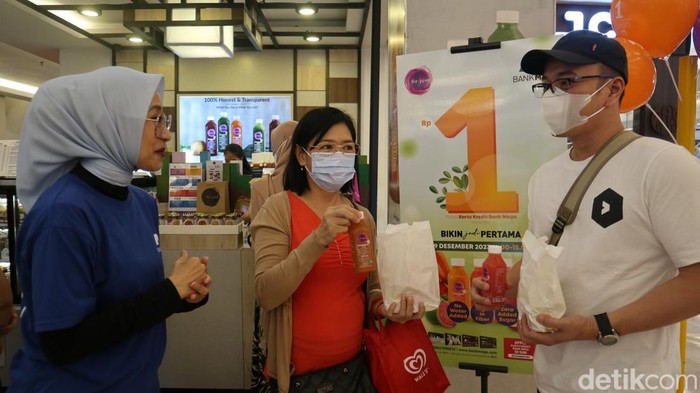 Regional Head Bank Mega Bandung, Rika Rahayu Begawan (koas biru) tengah menyaksikan pembelian Rejuve seharga Rp1 dengan menggunakan Kartu Kredit Bank Mega.