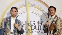 Di dunia hiburan, Rizki DA lantas eksis sebagai penyanyi dangdut. Pemilik nama lengkap Rizki Syabruddin ini punya nama panggung 2R dengan kembarannya, Ridho. Foto: da2_rizki123