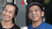 Rizki dan Ridho sama-sama hobi nge-gym. Mereka pun membuat sajian tinggi protein bersama chef Eddy Siswanto berupa jus dada ayam. Foto: da2_rizki123