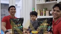 Bareng kembaran dan anaknya, Rizki DA mempromosikan produk susu whey protein yang cocok dikonsumsi penggemar gym. Foto: da2_rizki123